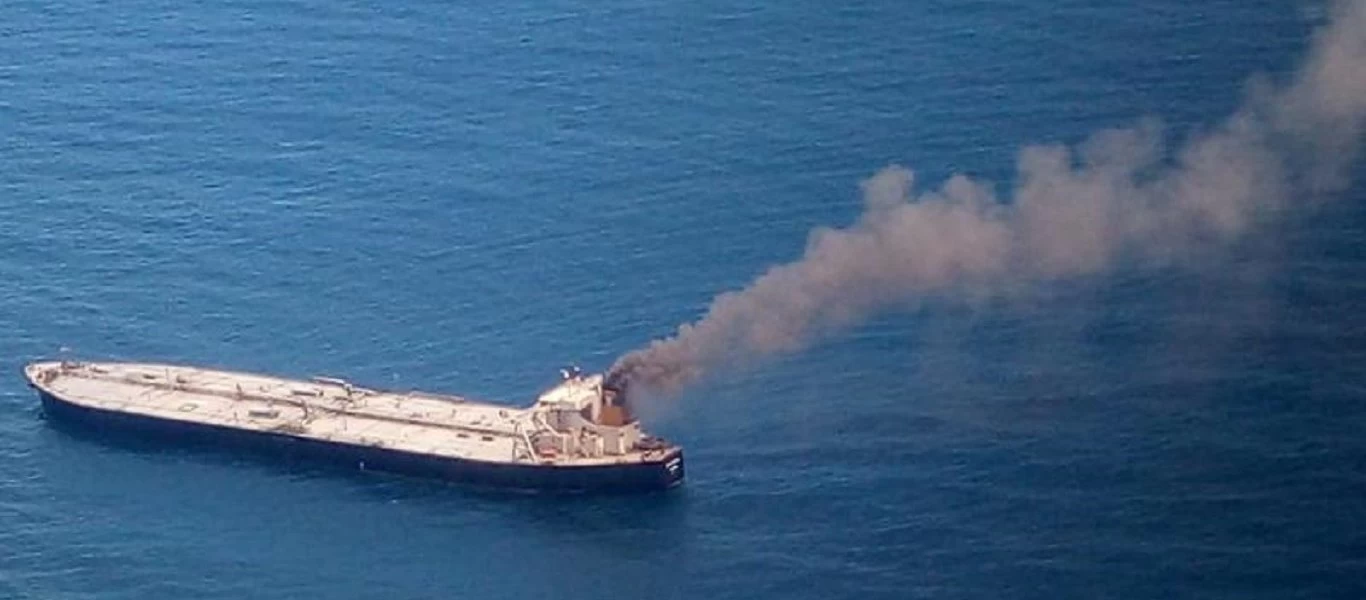 Φωτιά σε τάνκερ του Α.Πολέμη - Περισυλλέχθηκαν σώοι και οι 23 ναυτικοί (φώτο)